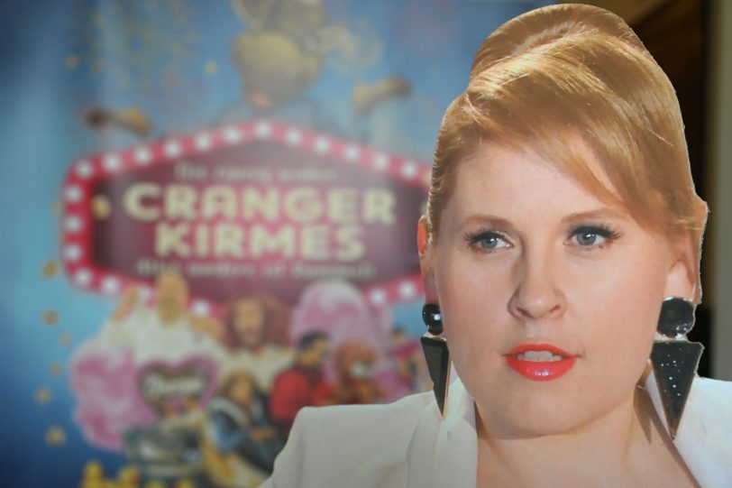 Maite Kelly, hier vertreten als lebensgroße Papp-Figur, wird als musikalischer Stargast bei der Eröffnungsfeier der Cranger Kirmes 2025 auftreten.
