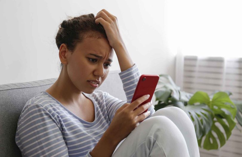 Gewalt gegen Frauen kann über digitale Kanäle ausgeübt werden.