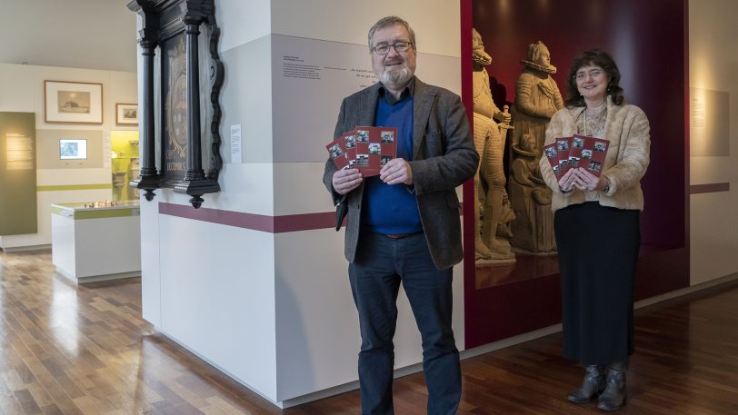 Museumsleiter Dr. Oliver Doetzer-Berweger (li.) und seine Stellvertreterin Kirsten Katharina Büttner präsentieren im Schloss Strünkede die neue Emschertal-Museum-Broschüre.