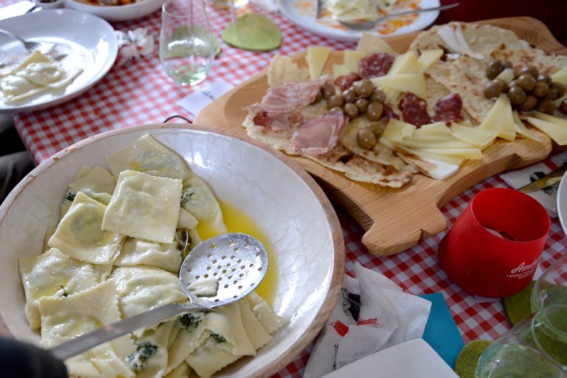 Sardische Leckereien und neue Freundschaften beim ersten Sardischen Abend im Biergarten von Ollis Restaurant. im Bild: Mit Spinat gefüllte Ravioli und die Reste der Antipasto-Platte.