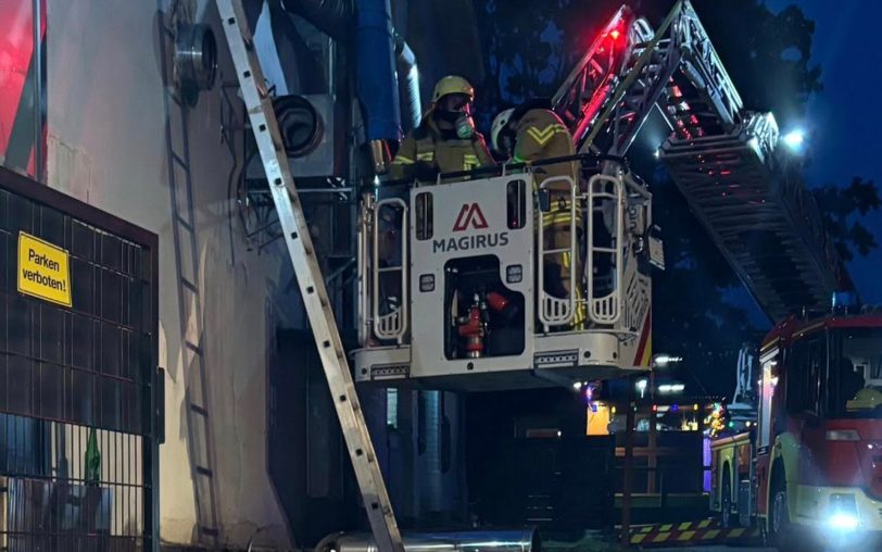 Die Feuerwehr Herne löscht einen Brand in einem außenliegenden Kamin eines Restaurants in der Nähe vom Herner Bahnhof.