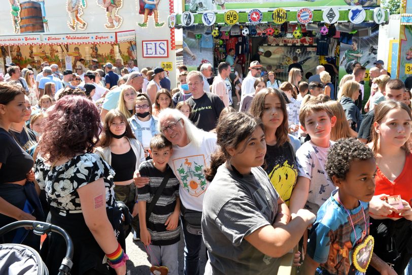 Im Jahr 2022 warteten 150 Kinder brav und geduldig auf eine Fahrt mit dem Riesenrad.