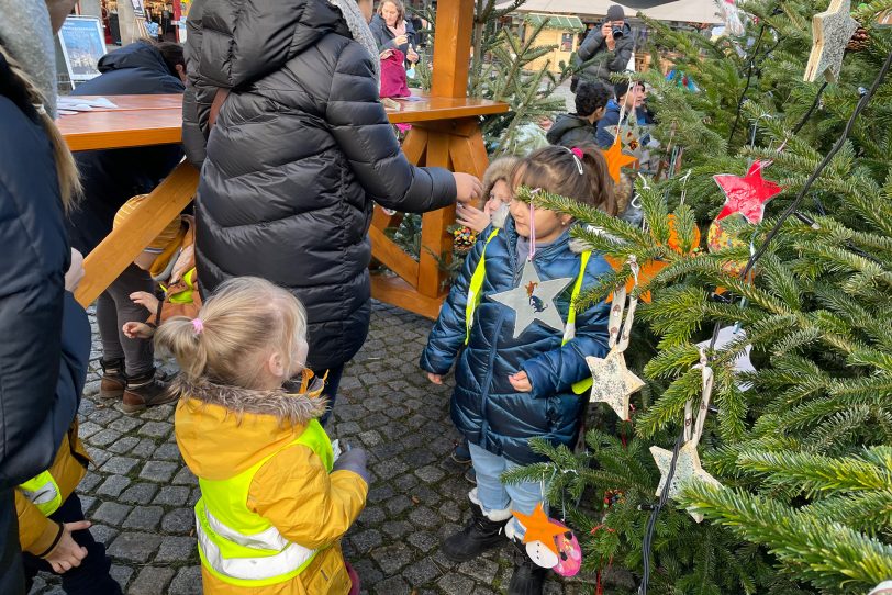 160 Kinder aus elf Kitas schmücken am Robert-Brauner-Platz am Freitag (25.11.2022) mehrere Tannenbäume.
