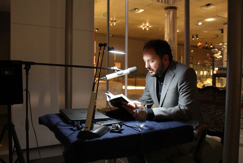 Inmitten der Dauerausstellung lies Dr. Alexander Berner aus Sherlock Holmes.