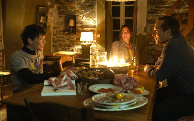 Als Jonathan (Sebastian Urzendowsky, l.), der um zehn Jahre jüngere kleine Bruder von Robert (Trystan Pütter, r.), auftaucht, ist das fragile Gleichgewicht mit Tara (Seyneb Saleh) in Gefahr.