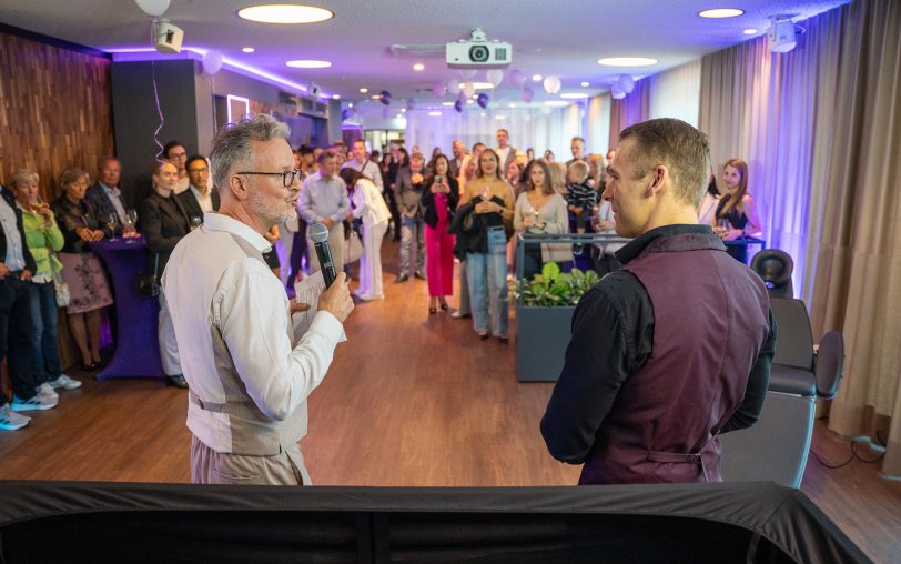 Stellten Luminéa Aesthetics in der Denta1 Zahnklinik am Donnerstag (2.10.2025) vor: (li.) Ulrich Twent, Facharzt für Mund-, Kiefer- und Gesichtschirurgie und Facharzt für Oralchirurgie und zuständig für plastische Operationen sowie Stefan Helka, Zahnarzt und Chef der Denta1.