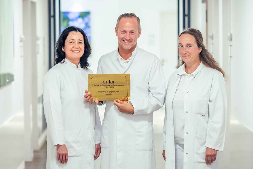 Prof. Dr. Xenofon Baraliakos (Mitte), Ärztlicher Direktor des Rheumazentrum Ruhrgebiet, sowie die Oberärztinnen Dr. Ioana Andreica (l.) und Priv.-Doz. Dr. Uta Kiltz sind stolz auf die Auszeichnung