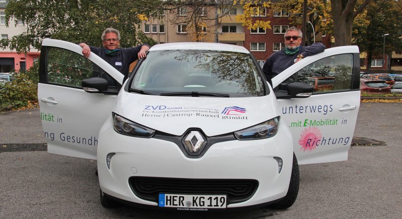 Fahrdienstleiter Udo Schmidt (l.) und sein Kollege Ralf Hornig sind von den Qualitäten des neuen Elektroautos überzeugt.