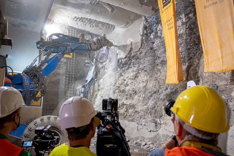 Es werde Licht: Der Moment, als der Durchstich für den Tunnel Baukau im Autobahnkreuz der A42 und A43 perfekt ist. Bis der weitere Beton abgetragen ist, wird es noch ein bisschen dauern.