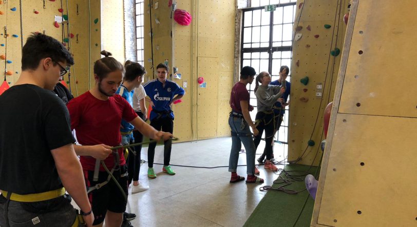 In Teamarbeit wird geklettert.
