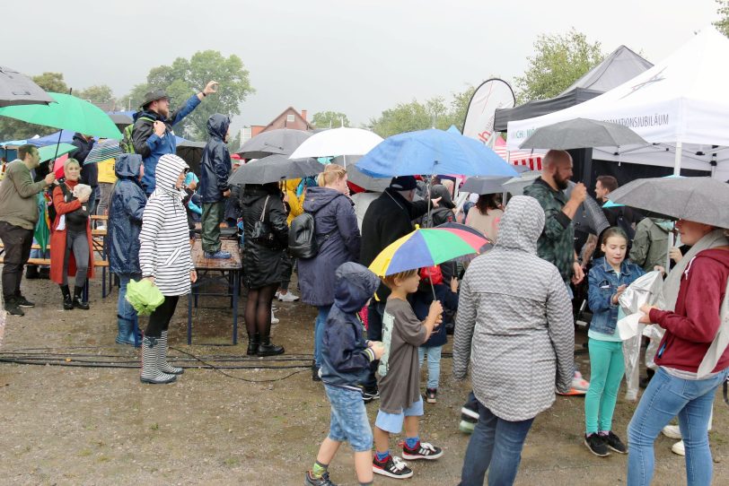 Der Himmel öffnete die Schleusen. Trotzdem kamen hunderte Menschen auf den Festplatz zum Kanalfest.