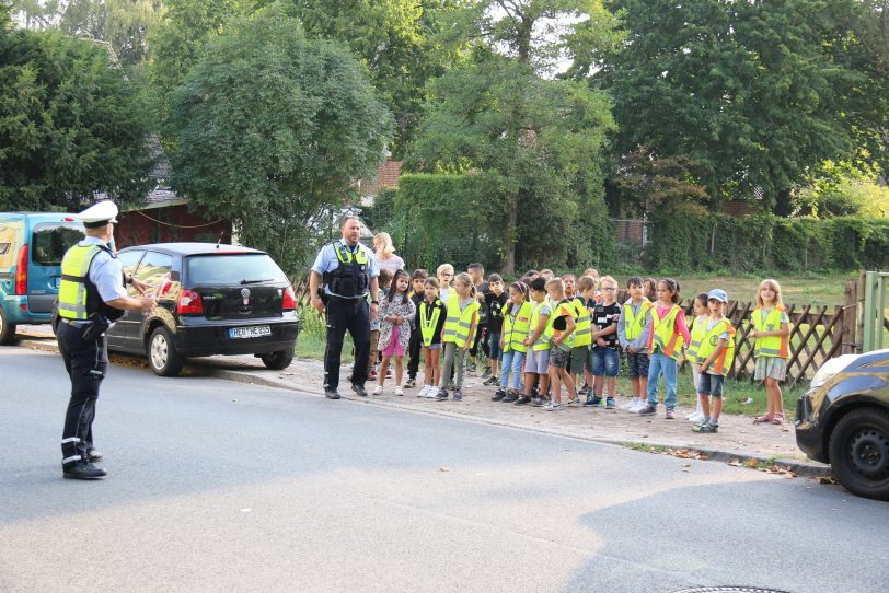 Schulanfangsaktion der Verkehrswacht Wanne-Eickel, der Polizei und den HCR an der Grundschule &quot;Schillerschule&quot;.