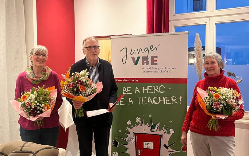Bruno Warneke (Mitte) wurde für 50 Jahre Mitgliedschaft im VBE-Stadtverband Herne geehrt, Christa Hartmann (re.) und Carola Schrader-Teichwart für jeweils 25 Jahre.