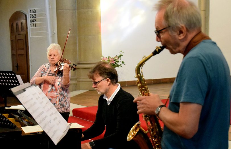 Gisela Röbbelen, Wolfgang Flunkert und Burghard Corbach (von links) musizieren zum dritten Mal zusammen.