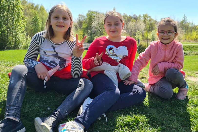 Ukrainische Kinder haben sich schon gut bei den Sunrise Kids eingelebt.