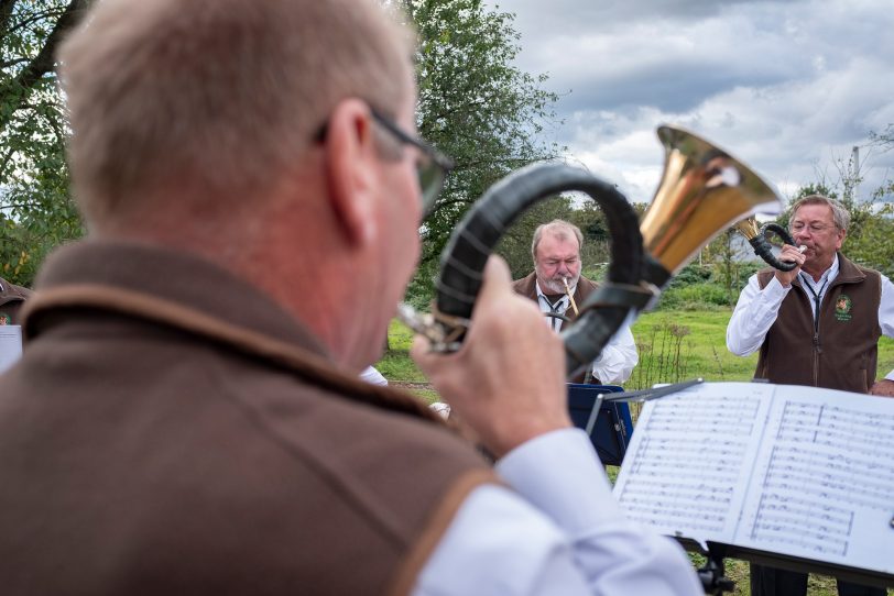 Die Jagdhornbläser beim Apfelfest auf der Streuobstwiese der Holper Heide. 13.9.2024