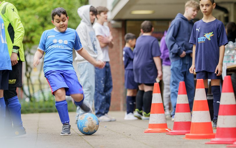 Dribbeln üben, danach dann lesen üben: Dieser Junge hat Spaß daran.