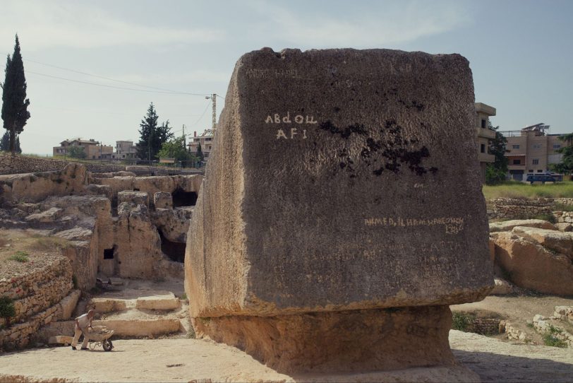Abdal (mit der Schubkarre) kümmert sich um die Ausgrabungsstätte byzantinischer Gräber im Tempelbezirk Baalbek im heutigen Libanon.