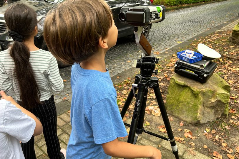 Die Kinder duften die Geschwindigkeitsmessungen begleiten und hatten für die Autofahrer für ihr rücksichtvolles Fahren Geschenke.