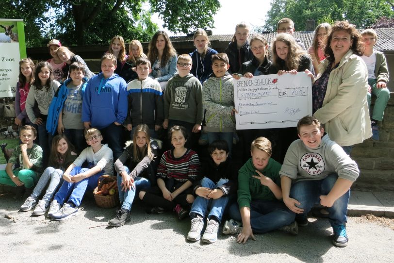 Die Klasse 5c der Realschule an der Burg überreichte den Spenden-Scheck an den Förderverein.