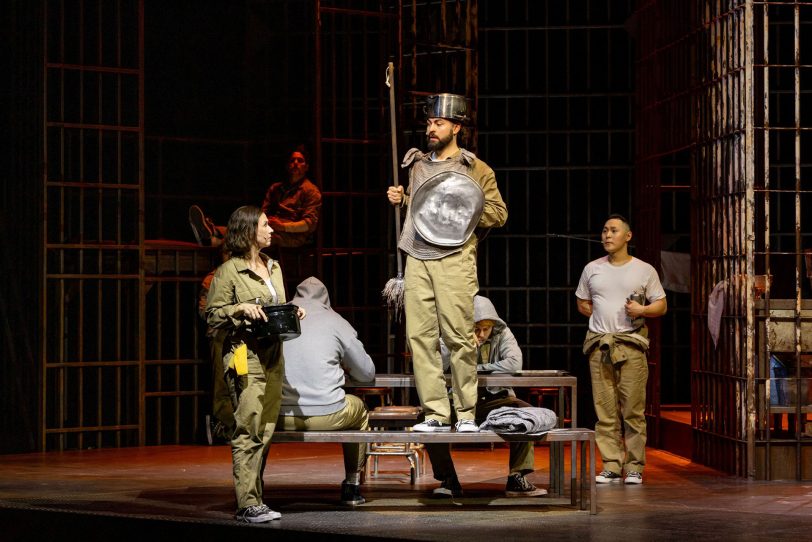 Elisabeth Hübert, Sebastian Seitz, Philipp Kranjc, Nikko Forteza und Benjamin Lee (v.l.) in „Der Mann von La Mancha“ in Gelsenkirchen.