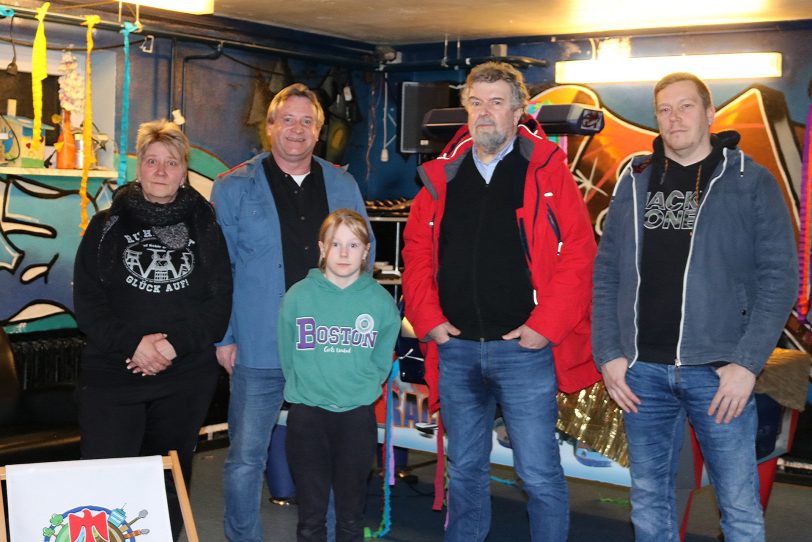 Der Vorstand der Falken Pantringshof: (v.li.) Katja Thiel (Hausleitung), Detlev Biewald (Vorsitzender), Josie (Beisitzerin für Kinder), Wolfgang Adolph-Hovenga (Kassierer) und Sebastian Paar (Beisitzer für Jugendliche).