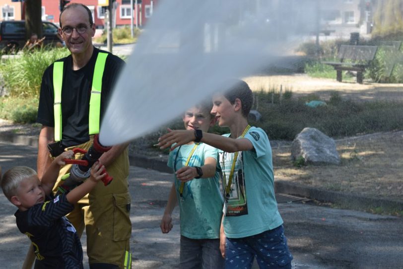 halloherne-Fotograf und freiwilliger Feuerwehrmann, Stefan Kuhn, leistet mit einem Feuerwehrwagen und ganz viel Wasser 'Nachbarschaftshilfe'. Die Armaturen im neuen Stadtteilzentrum H2Ö sind so modern, dass sie keine Wasserbomben befüllen können. Also kam Stefan mit ganz viiiel Wasser: Wasserschlacht gerettet.