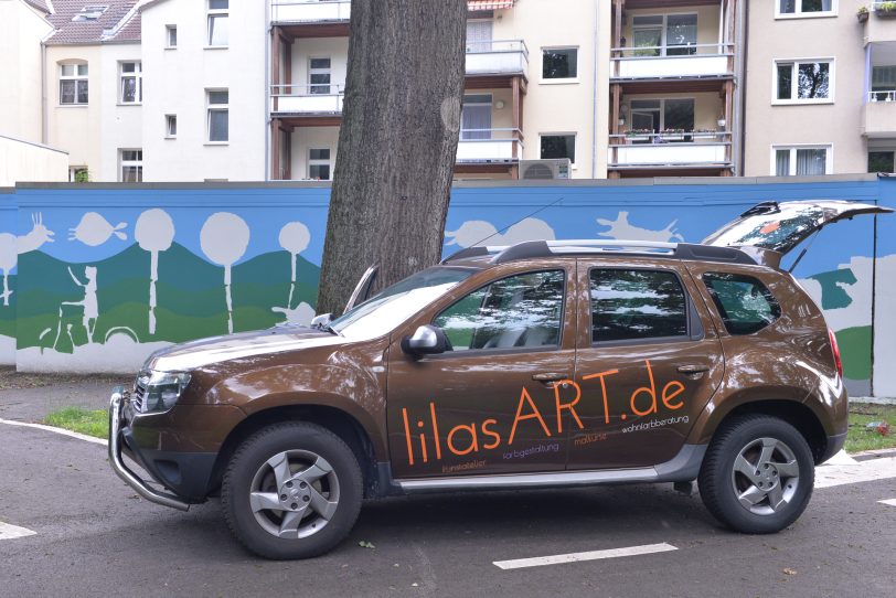 Die Künstlerin Cara Lila Bauer gestaltet die Gargenwände, die den Verkehrsübungsplatz an einer Seite begrenzen mit einem farbenfrohen Motiv.