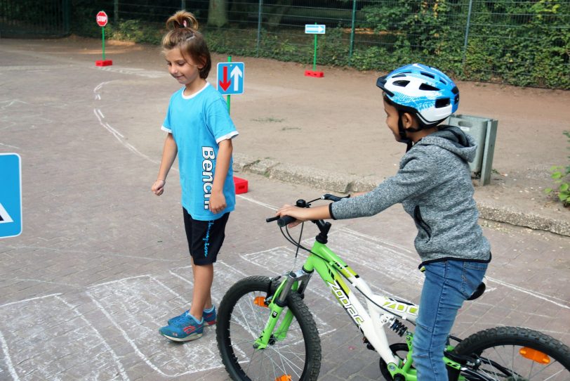 Schulanfangsaktion der Verkehrswacht Wanne-Eickel, der Polizei und den HCR an der Grundschule &quot;Schillerschule&quot;.