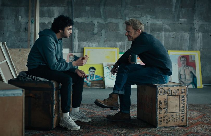 Der Künstler Richard (Lambert Wilson) will den jungen Marokkaner Malik (Habib Adda) in einem Bildertransport versteckt nach Deutschland schmuggeln.