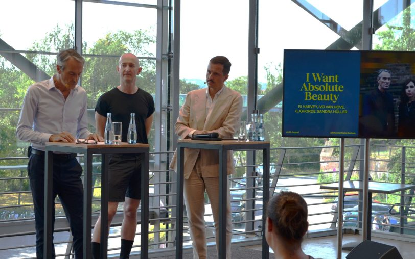 Ivo Van Hove (l.), Intendant der Ruhrtriennale von 2024 bis 2026, stellte am Dienstag (13.8.2024) das Programm der zehn Spielstätten in den drei Städten Bochum, Duisburg und Essen vor. Neben ihm in der Jahrhunderthalle Bochum der Komponist Philip Venables (Mitte) und der Programmdirektor Krystian Lada.