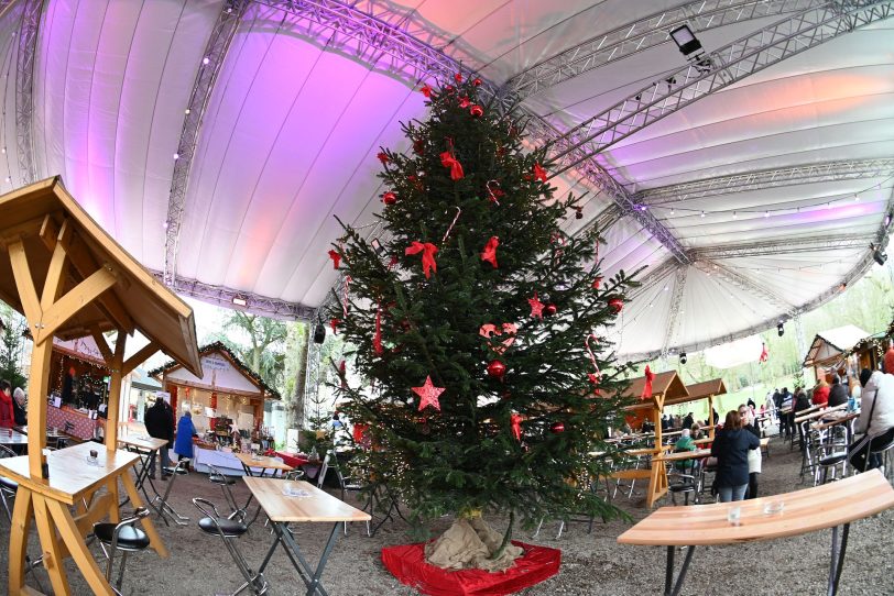 Eine sechs Meter hohe Tanne als auch der große Schirm, der den Bereich überdacht, gehören längst dazu und sind auch 2025 wieder vorhanden.