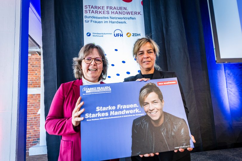 v.l. Kerstin Feix, Vizepräsidentin der HWK Dortmund und Mona Neubaur, Ministerin für Wirtschaft, Industrie, Klimaschutz und Energie des Landes Nordrhein-Westfalen