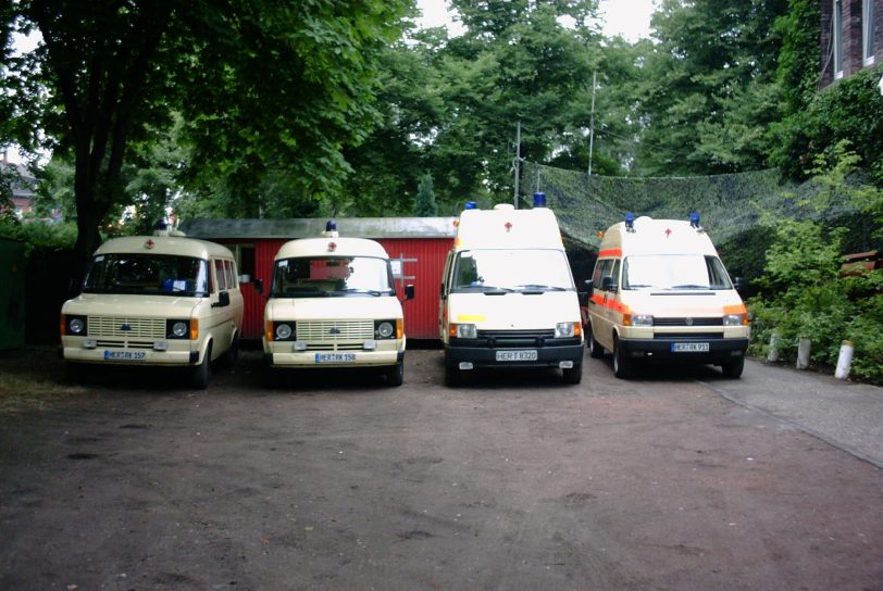 Die DRK-Einsatzfahrzeuge auf der Cranger Kirmes 2001.