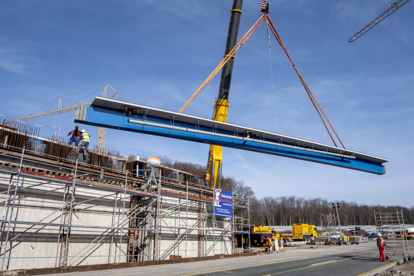 Einschweben von Brückenteilen für den Neubau der Autobahnbrücke der A43 mit der A2 im Autobahnkreuz in Recklinghausen (NW), am Samstag (23.02.2019).