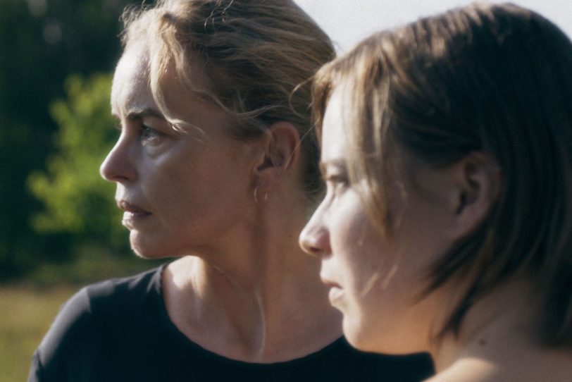 Isabell (Nina Hoss) trifft immer wieder auf die rätselhafte Anja (Saskia Rosendahl), was ihr Gefühlsleben durcheinanderbringt.