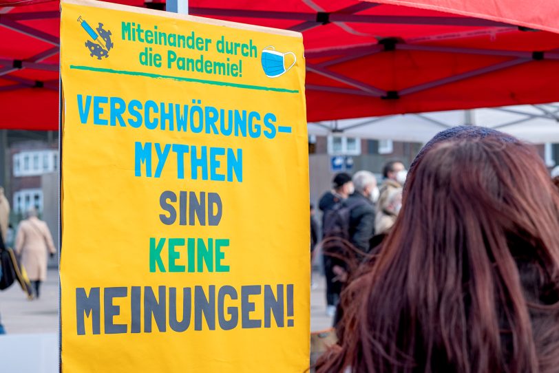 Impfgegner aus mehreren Ruhrgebietsstädten haben sich am Sonntag (06.03.2022) zu einer Protestveranstaltung, auf dem Cranger Kirmes-Platz in Herne (NW), versammelt. Die Teilnehmenden zogen von dort, unter Polizeibegleitung, durch die Wanner Innenstadt. Am Buschmannshof (im Bild) wurden sie von Gegendemonstranten, unter Federführung des Bündnis Herne, mit lautstarkem Gegenprotest empfangen.