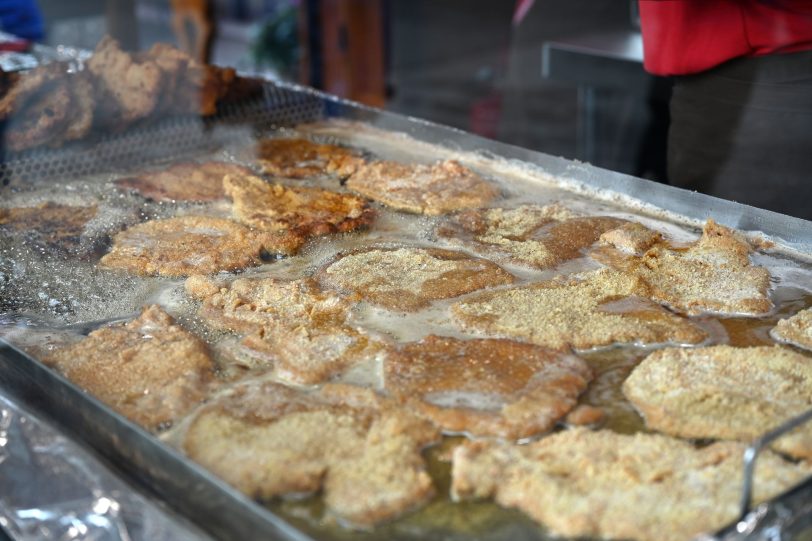 Von der Panierstraße ins heiße Fett und dann auf den Teller: In der Schnitzelmühle gibt es den Namensgeber in verschiedenen Varianten.
