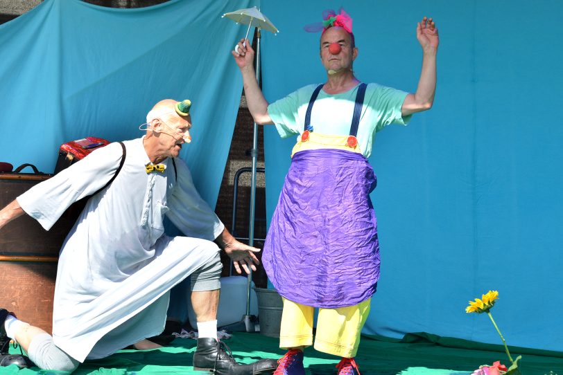 Kindertheater Pappmobil gastiert mit dem Clownsstück &amp;amp;amp;#039;Blümchen und Beule&amp;amp;amp;#039; auf der OpenAir-Bühne der Flottmann-Hallen. im Bild: Bernd Staklies und Schauspielerkollege Helmut Wirtz.