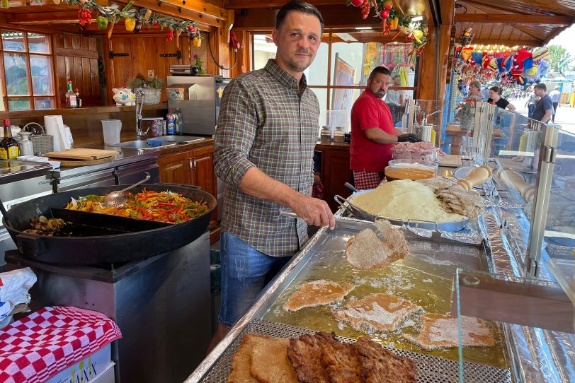 Guten Appetit: Im Gastrobetrieb „Zur alten Schnitzelmühle“ werden die Schnitzel frisch zubereitet. Der Chef ist Jeffrey Bauer, der tatkräftig mithilft. Er gewann den Award „Bester auf Crange 2019“.