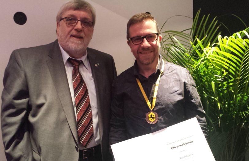 v.l. Erich Leichner (1. Vorsitzender) und Achim Raasch bei der Sportgala 2019. Dort wurde Raasch für sein langjähriges Engagement für den SV Zeppelin die Sonderplakette der Stadt Herne überreicht.