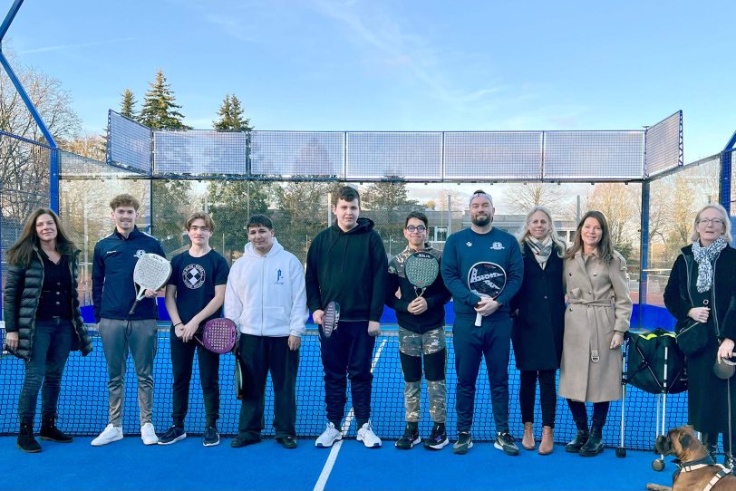 Auf dem Padel-Court des TC Blau-Weiß trafen sich v.l.: Iris Stiebling (Ruhrwerk), Niklas Zielonka (Trainer), die Padel-Spieler Ethem, Talha, Marlon und Gheyth, Jan Mattausch (Trainer), Kerstin Zulechner und Cordula Klinger-Bischof (alle Ruhrwerk) mit TCBWW-Vorstandsmitglied Karoline Zielonka und Vereinshund „Rigo“.