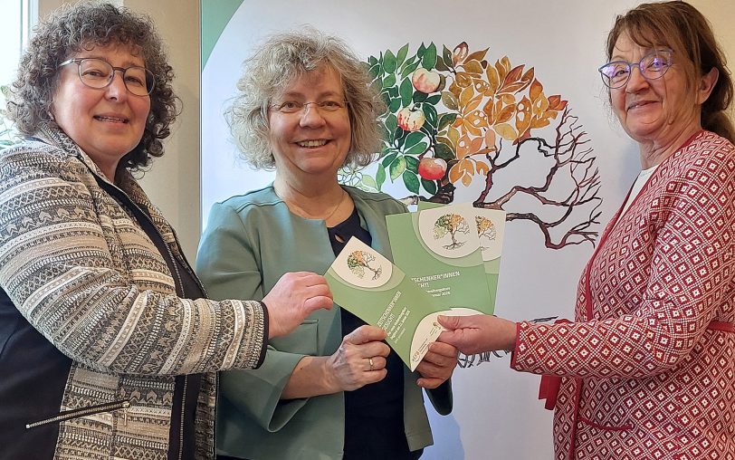 Arbeiten jetzt zusammen: Petra Stach-Wittekind (Evangelische Erwachsenenbildung, Mitte) und die Koordinatorinnen des Hospizdienstes Karin Leutbecher (li.) und Anja Schröder.