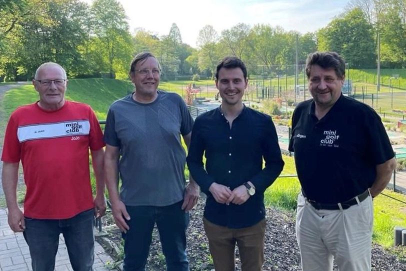 CDU-Landtagskandidat Markus Mähler 3.v.li. besuchte die Minigolfanlage in Eickel.