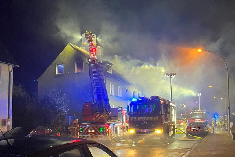 Die Feuerwehr rückte zu einem Brand in einer Dachgeschosswohnung eines Mehrfamilienhauses in der Bielefelder Straße aus.