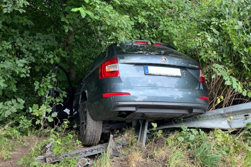 64-jähriger Pkw-Fahrer aus Recklinghausen landet nach einem Alleinunfall in der Böschung. Juli 2024