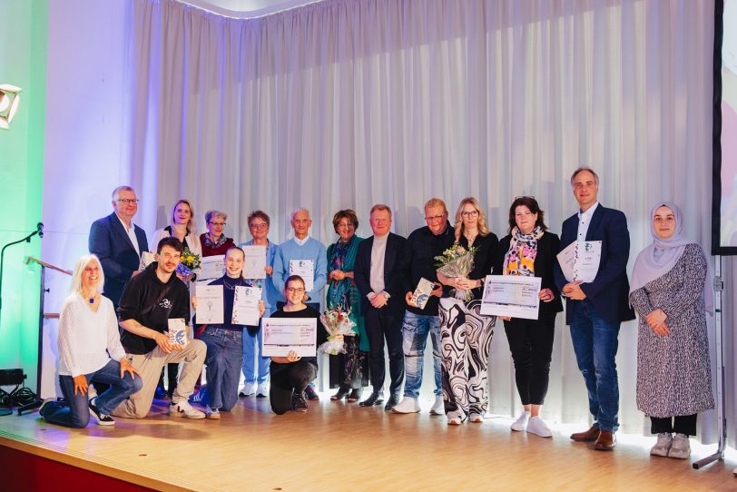 Das gemeinsame Gruppenfoto bei der Verleihung vom VEZ Ehrenamtspreis NRW 2025: Der Circus Schnick-Schnack wurde in der Kategorie Jugend ausgezeichnet.