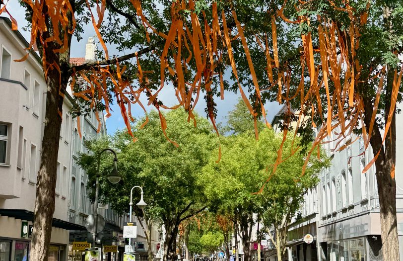 Erste Wunschbänder hängen an der Hauptstraße