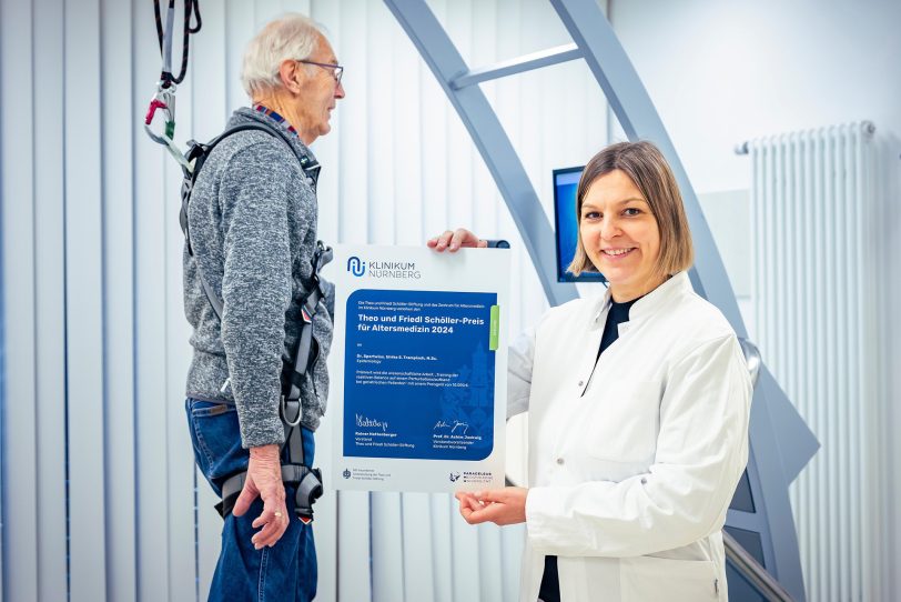 Dr. Ulrike Trampisch, wissenschaftliche Mitarbeiterin der Klinik für Altersmedizin und Frührehabilitation des Marien Hospital Herne – Universitätsklinikum der Ruhr-Universität Bochum, erhielt für das Forschungsprojekt zur Sturzprävention bei älteren Menschen den Schöller-Preis für Altersmedizin 2024.