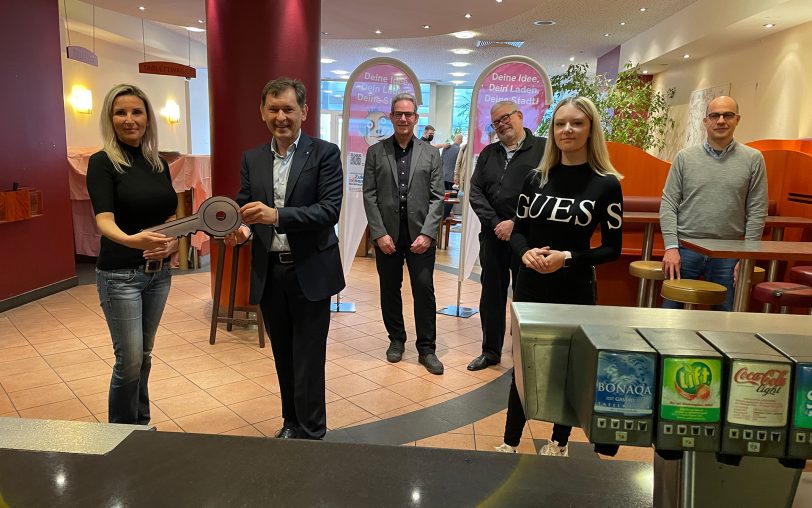 v.l. Mieterin Simone Schulz, OB Frank Dudda, Peter Muhss (Herne.Business), Vermieter Dieter Vossen, Lea Schulz und Gisbert Schneider (Leerstandsmanagement).